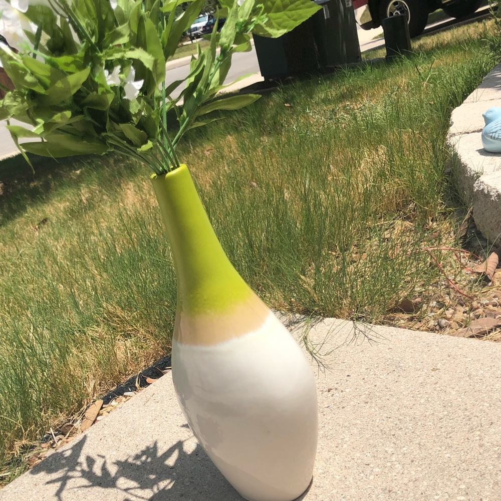 Three hands Corp vase